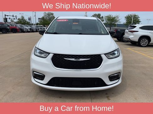 Used 2024 Chrysler Pacifica Touring-L FWD image 3