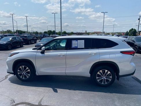 Used 2022 Toyota Highlander XLE AWD/4WD image 4