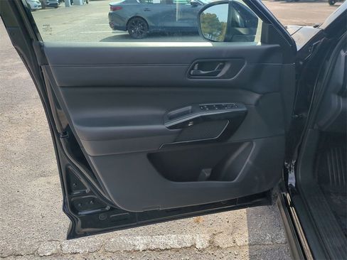 Used 2024 Nissan Pathfinder SV image 11