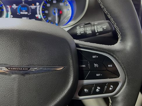 Used 2024 Chrysler Pacifica Touring-L FWD image 20