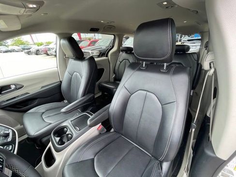 Used 2024 Chrysler Pacifica Touring-L FWD image 19
