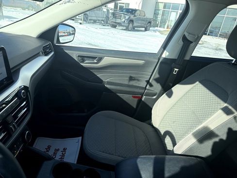 Used 2022 Ford Escape SE w/ SE Sport Appearance Package image 15