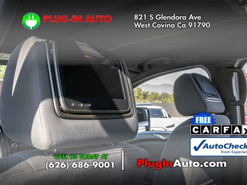 Used 2023 Nissan Titan SV w/ SV Convenience Package image 2
