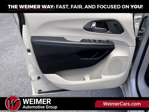 Used 2021 Chrysler Pacifica Touring-L w/ Uconnect Theater Family Group AWD/4WD image 6