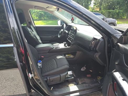 Used 2025 Nissan Pathfinder S FWD image 28