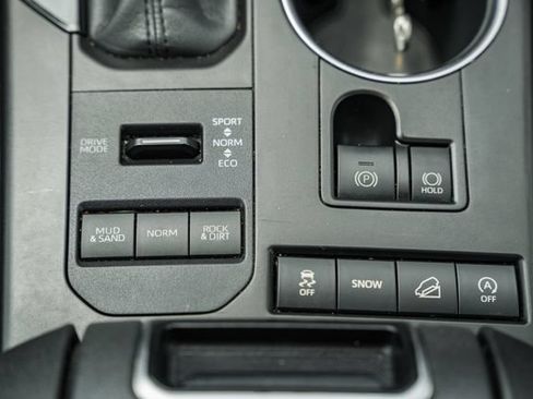 Used 2020 Toyota Highlander XLE AWD/4WD image 24