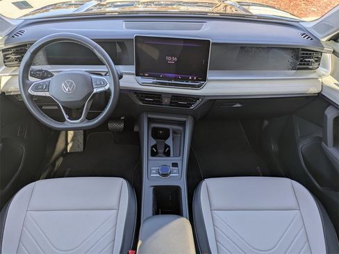Certified 2025 Volkswagen Tiguan SE image 6