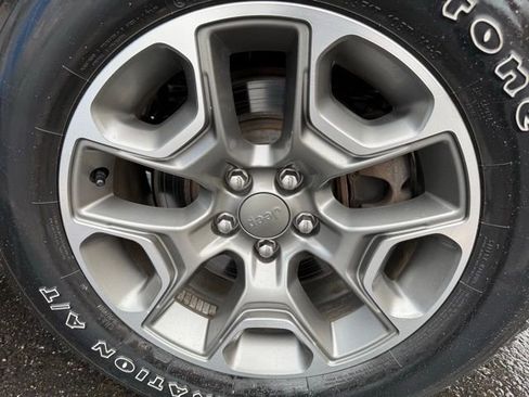 Used 2022 Jeep Cherokee Trailhawk image 8