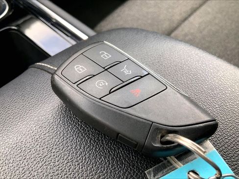Used 2025 Chevrolet Traverse LT FWD image 14