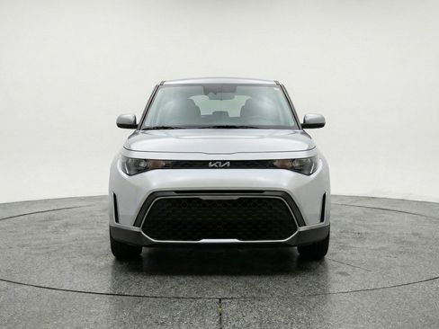 Used 2025 Kia Soul LX w/ LX Technology Package FWD image 2