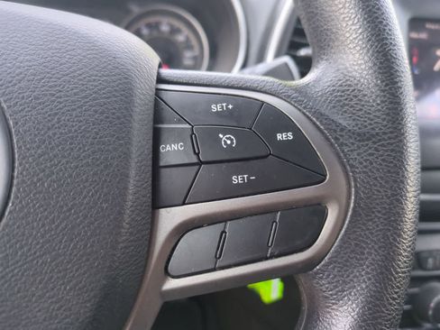 Used 2019 Jeep Cherokee Latitude w/ Popular Appearance Group FWD image 24