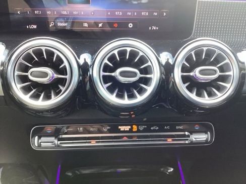 Used 2021 Mercedes-Benz GLB 250 4MATIC image 20