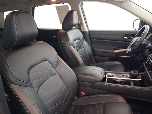 Used 2024 Nissan Pathfinder Platinum w/ Black Appearance Package image 14