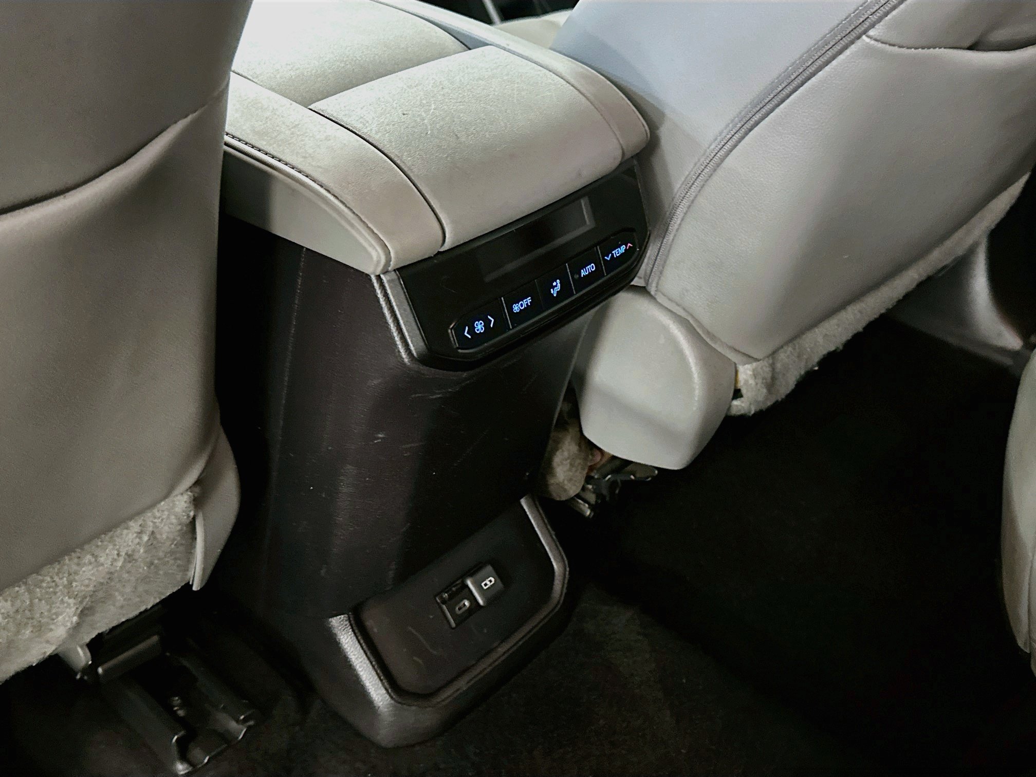 Used 2022 Toyota Highlander XLE AWD/4WD image 29
