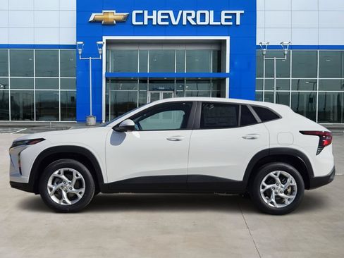 New 2026 Chevrolet Trax LS w/ LS Convenience Package FWD image 3