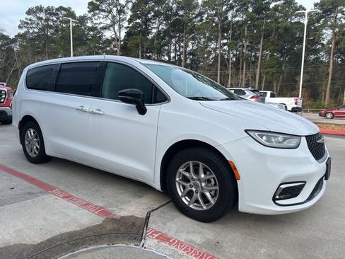Used 2024 Chrysler Pacifica Touring-L image 3
