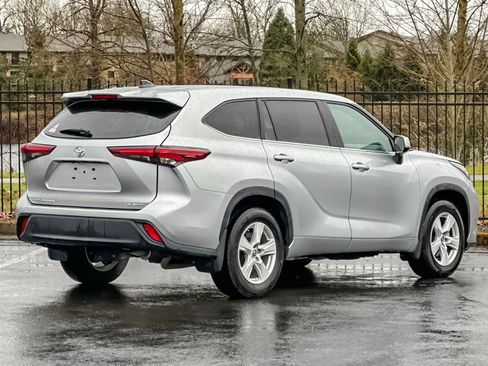 Used 2024 Toyota Highlander LE image 3