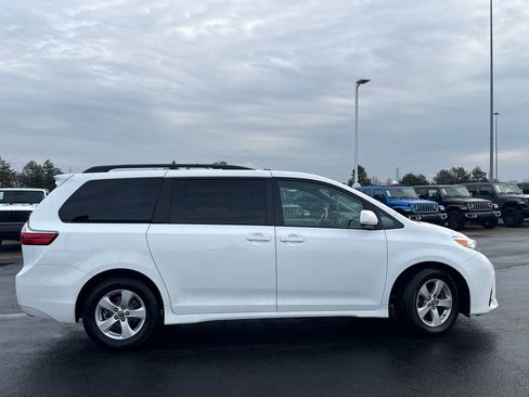 Used 2020 Toyota Sienna LE image 2