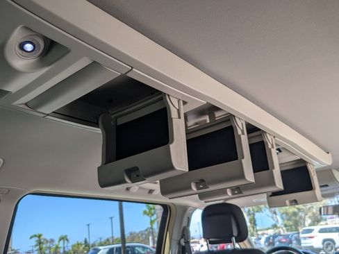 Used 2011 Chrysler Town & Country Touring FWD image 8
