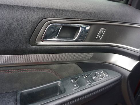 Used 2018 Ford Explorer XLT w/ Equipment Group 202A FWD image 3