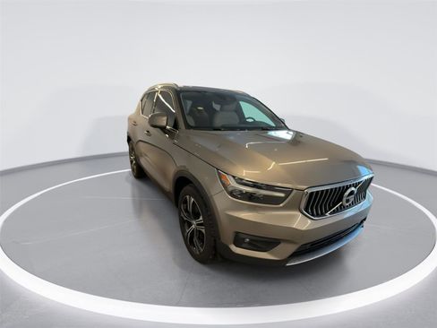Used 2021 Volvo XC40 T4 Inscription w/ Advanced Package image 1