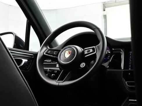 Certified 2025 Porsche Macan AWD/4WD image 20