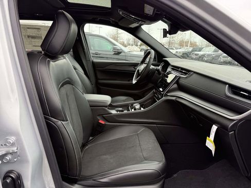 New 2025 Jeep Grand Cherokee Altitude AWD/4WD image 16