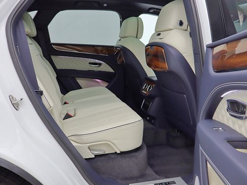 Certified 2022 Bentley Bentayga image 38