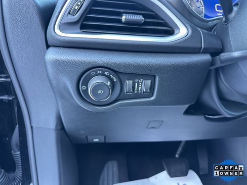 Used 2025 Chrysler Pacifica Select image 64