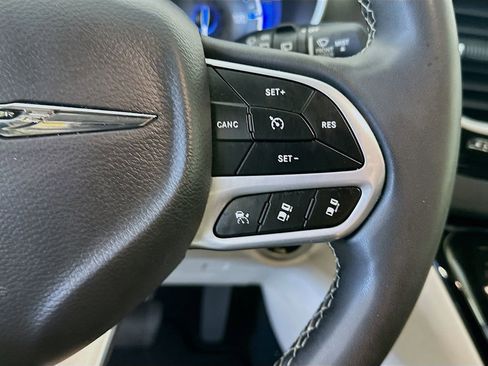 Used 2023 Chrysler Pacifica Touring-L FWD image 25