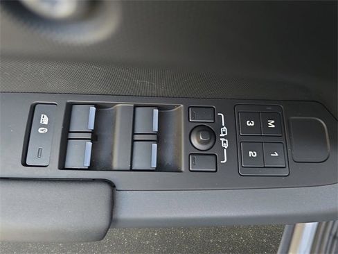 Used 2024 Land Rover Defender 130 X-Dynamic SE image 27