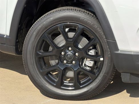 New 2026 Jeep Compass Latitude image 8