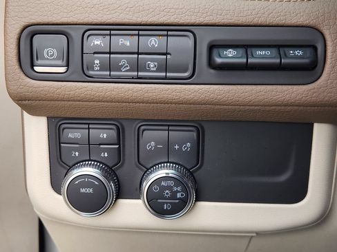Used 2023 GMC Yukon XL Denali AWD/4WD image 22