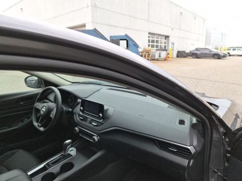 Used 2024 Nissan Altima 2.5 S FWD image 9