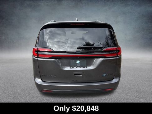Used 2021 Chrysler Pacifica Limited w/ Uconnect Theater Family Group image 4