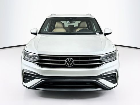 Used 2023 Volkswagen Tiguan SE FWD image 2