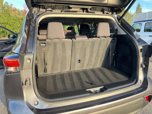 Used 2025 Toyota Highlander LE image 32