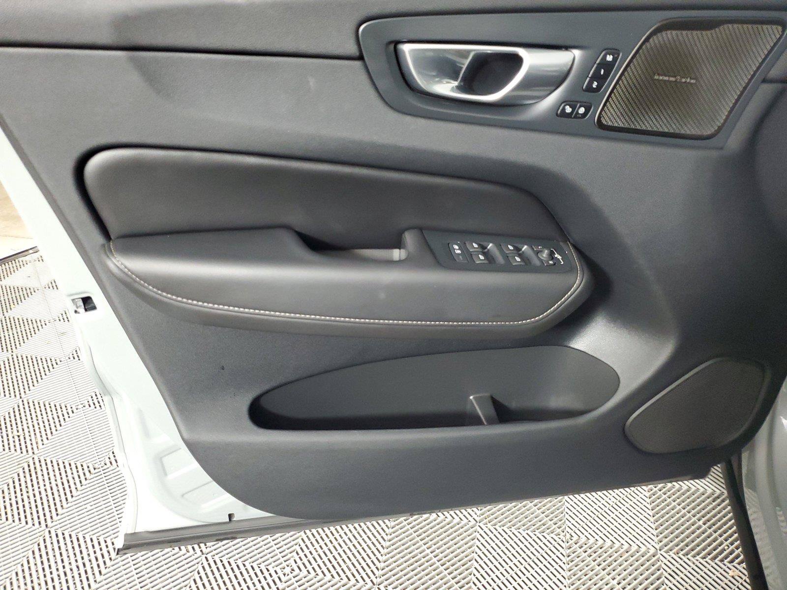Used 2024 Volvo XC60 B5 Ultimate AWD/4WD image 19