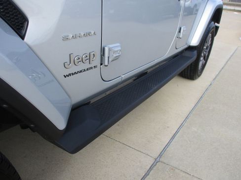 Used 2024 Jeep Wrangler Unlimited Sahara AWD/4WD image 12