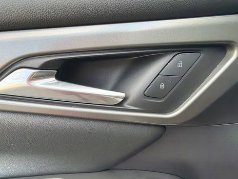 Used 2025 Chevrolet Traverse LT FWD image 29