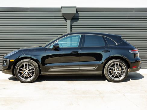 Certified 2025 Porsche Macan image 2