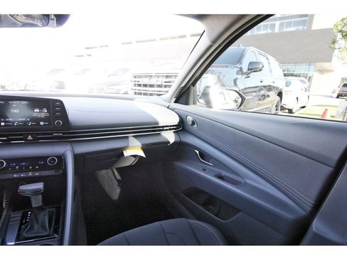 Certified 2025 Hyundai Elantra Sport FWD image 12