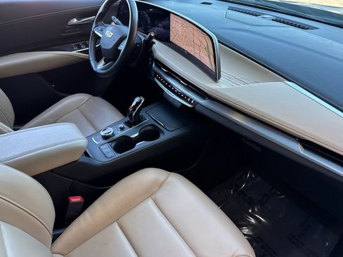 Used 2025 Cadillac XT4 Premium Luxury FWD image 17
