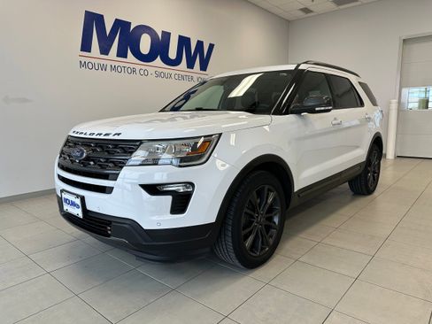 Used 2018 Ford Explorer XLT w/ Equipment Group 202A image 2