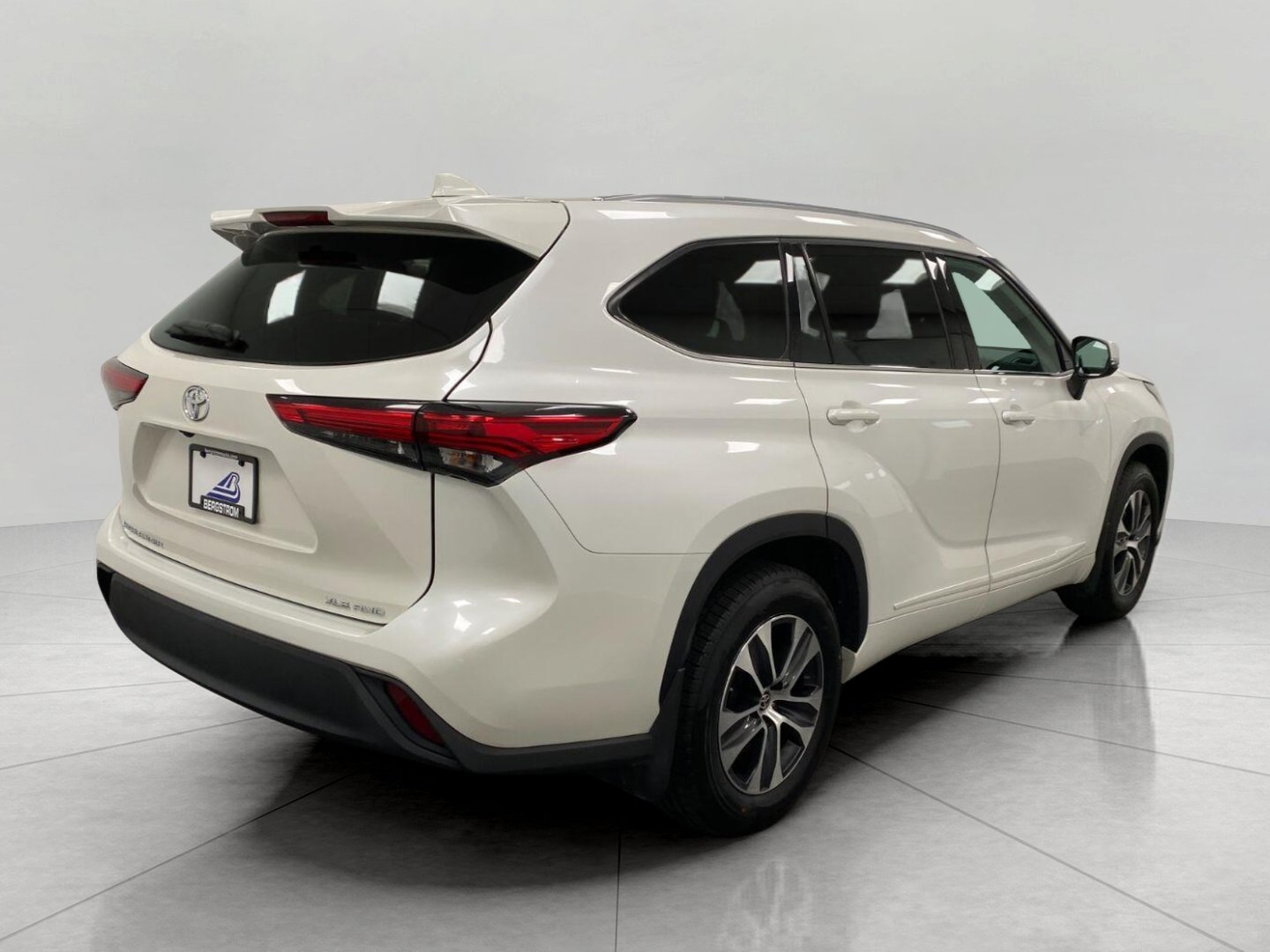 Used 2021 Toyota Highlander XLE AWD/4WD image 4