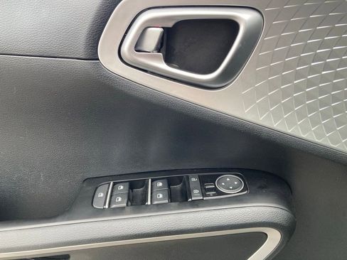 Used 2025 Kia Soul LX w/ LX Technology Package FWD image 11