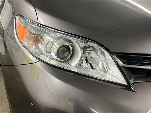 Certified 2020 Toyota Sienna XLE Premium AWD/4WD image 31
