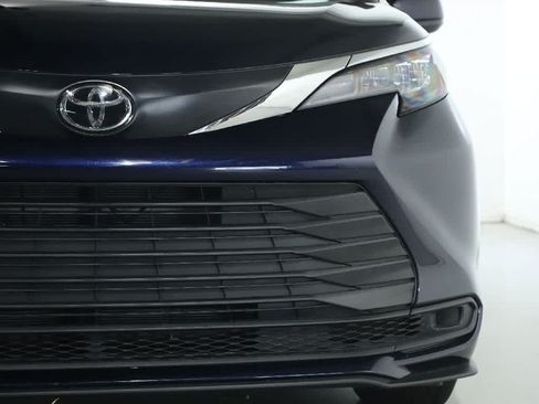 Used 2026 Toyota Sienna LE AWD/4WD image 7