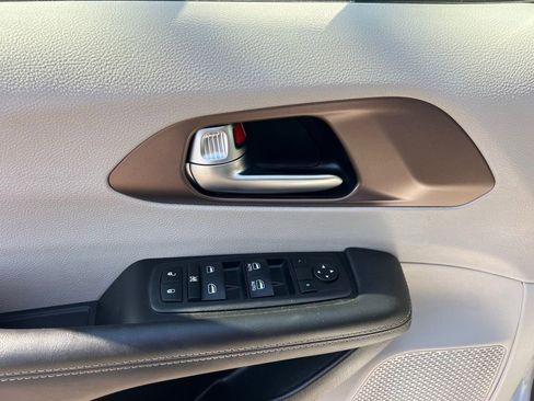 Used 2023 Chrysler Voyager LX image 11