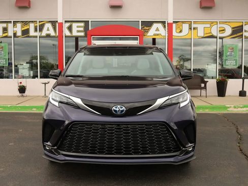 Used 2024 Toyota Sienna XSE w/ XSE Plus Package FWD image 2